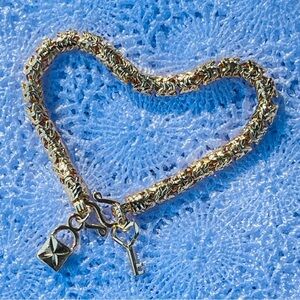 ✨ Gold Tone Heart & Key Charm Bracelet ✨